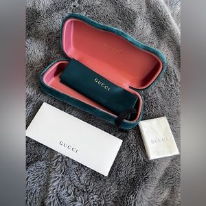 NEW AUTH Gucci green velvet sunglass case with soft pouch and cleaning cloth